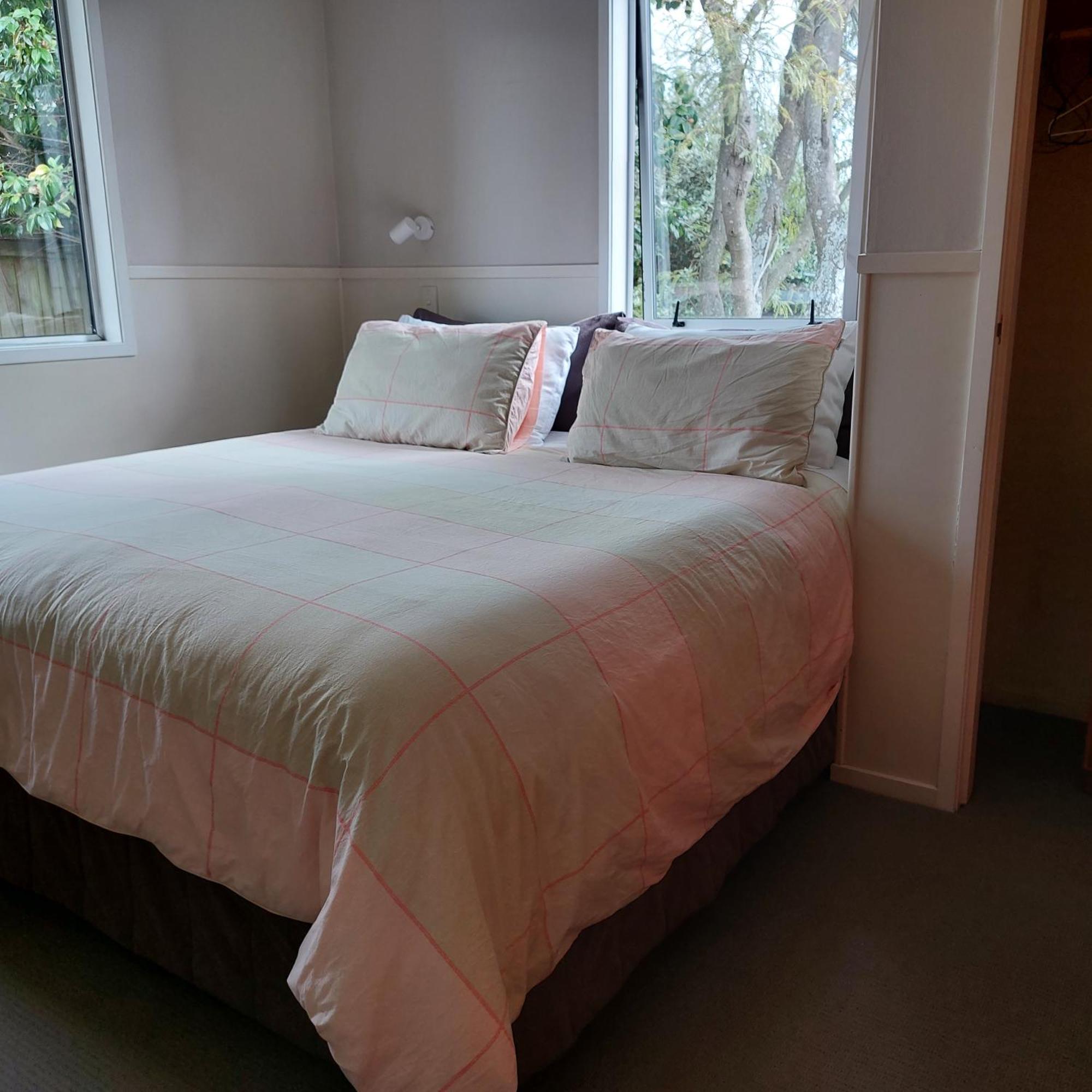 Bed And Breakfast Happy Home Taupo Accommodation Buitenkant foto