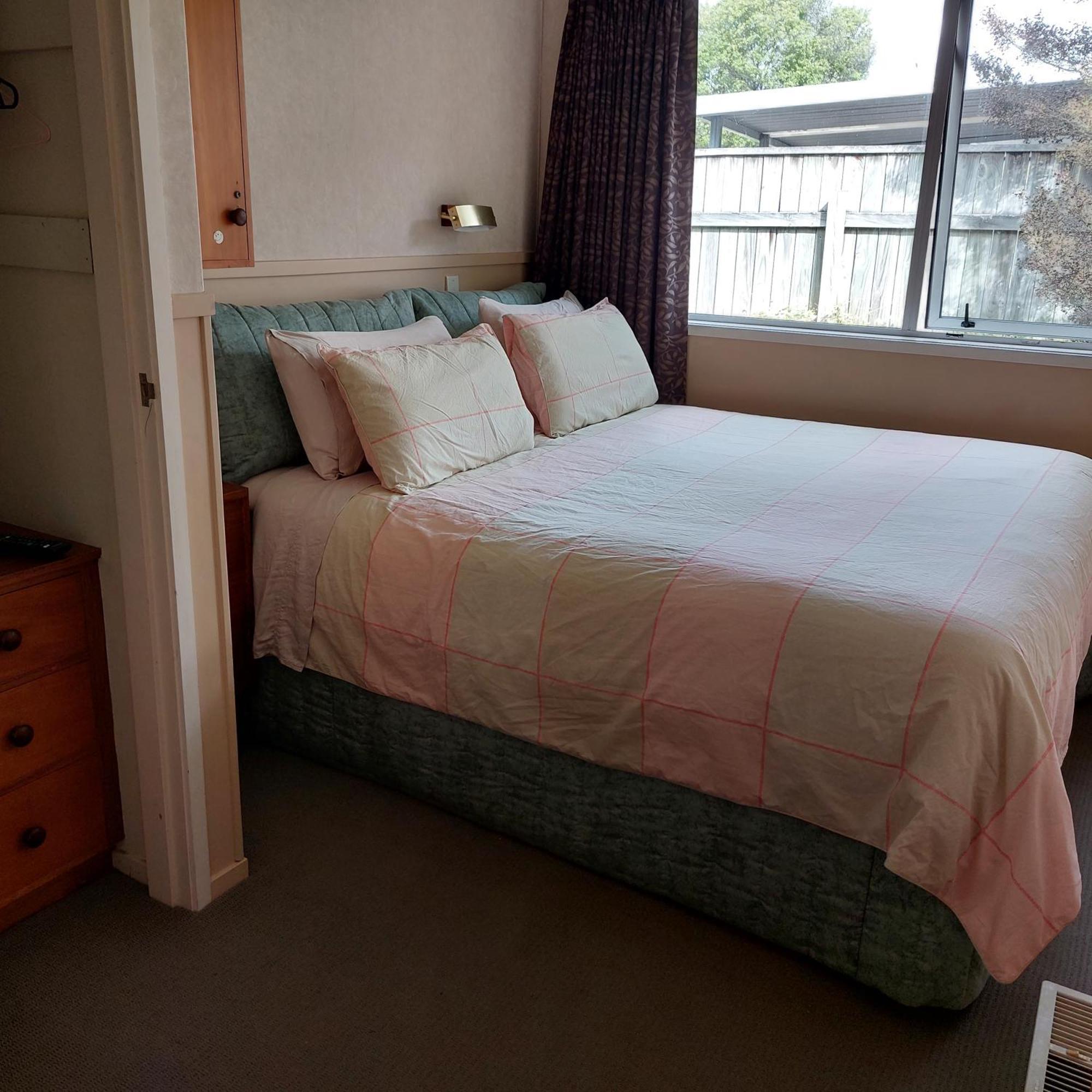 Bed And Breakfast Happy Home Taupo Accommodation Buitenkant foto